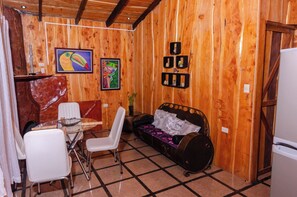 Luna Creciente | Oppholdsområde | En 32-tommers LED-TV med Parabol-TV