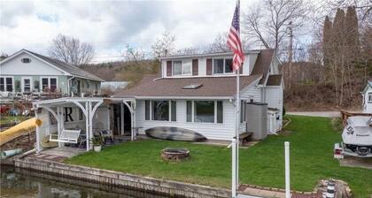 Charming 2-bedroom cottage on Loon Lake