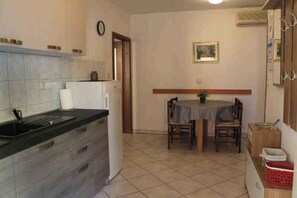 Private kitchen - Holiday apartment with terrace and balcony (Fažana)