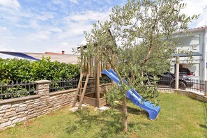 Children’s area - Holiday apartment with pool and barbecue (Pula)