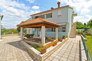 Outdoor dining - Holiday apartment with pool and barbecue (Pula)