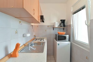 Réfrigérateur, micro-ondes, plaque de cuisson