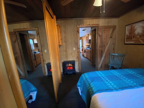 Pondside cabin next to a river with kitchen and bath. Kid/Pet Friendly. Roku TV