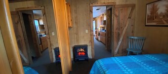Pondside cabin next to a river with kitchen and bath. Kid/Pet Friendly. Roku TV