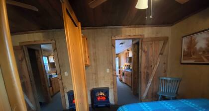 Pondside cabin next to a river with kitchen and bath. Kid/Pet Friendly. Roku TV
