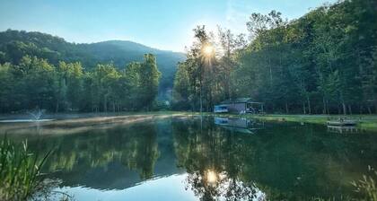 Pondside cabin next to a river with kitchen and bath. Kid/Pet Friendly. Roku TV