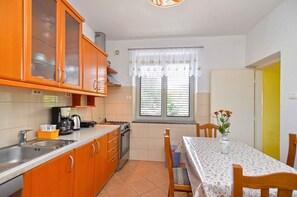 Fridge, oven, stovetop, coffee/tea maker