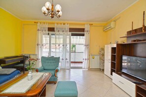 TV - Holiday apartment with balcony and barbecue (Pula)