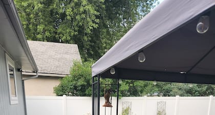 Adorable Cottage Home in downtown Meridian! 5 minute walk to town and amenities
