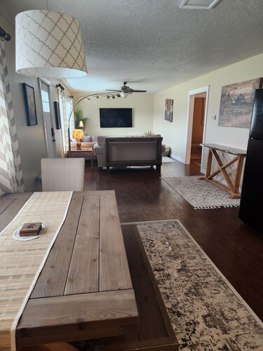 Adorable Cottage Home in downtown Meridian! 5 minute walk to town and amenities 