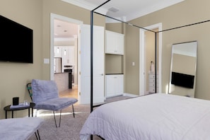 4 bedrooms, iron/ironing board, WiFi, bed sheets - GORGEOUS LAKE TRAVIS RETREAT HOME WITH POOL, COURT AND FITNESS ROOM (Leander)