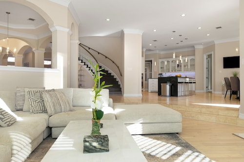 GORGEOUS LAKE TRAVIS RETREAT HOME WITH POOL, COURT AND FITNESS ROOM