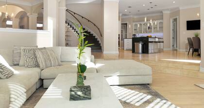 GORGEOUS LAKE TRAVIS RETREAT HOME WITH POOL, COURT AND FITNESS ROOM