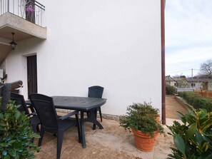 Outdoor dining - Holiday apartment with terrace and washing machine (Štinjan)