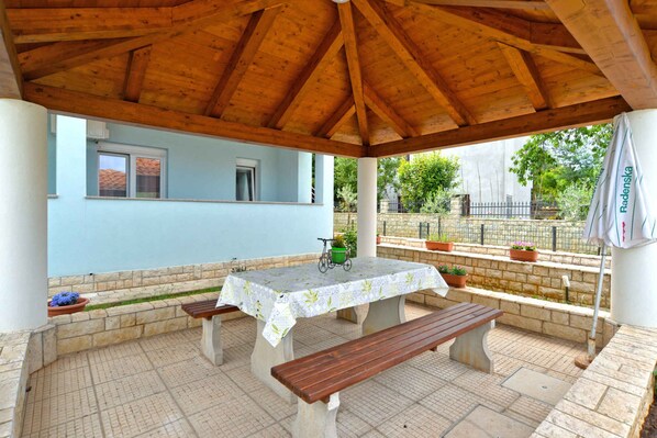 Outdoor dining - Holiday apartment with pool and barbecue (Pula)