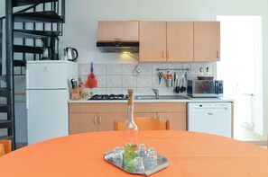 Fridge, microwave, stovetop, coffee/tea maker - Holiday apartment with pool and barbecue (Pula)