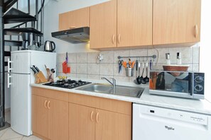 Fridge, microwave, stovetop, coffee/tea maker - Holiday apartment with pool and barbecue (Pula)