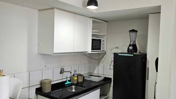 Micro-ondas, fogão, cooktop, talheres/pratos/utensílios de cozinha