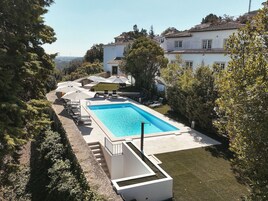 Una piscina al aire libre de temporada