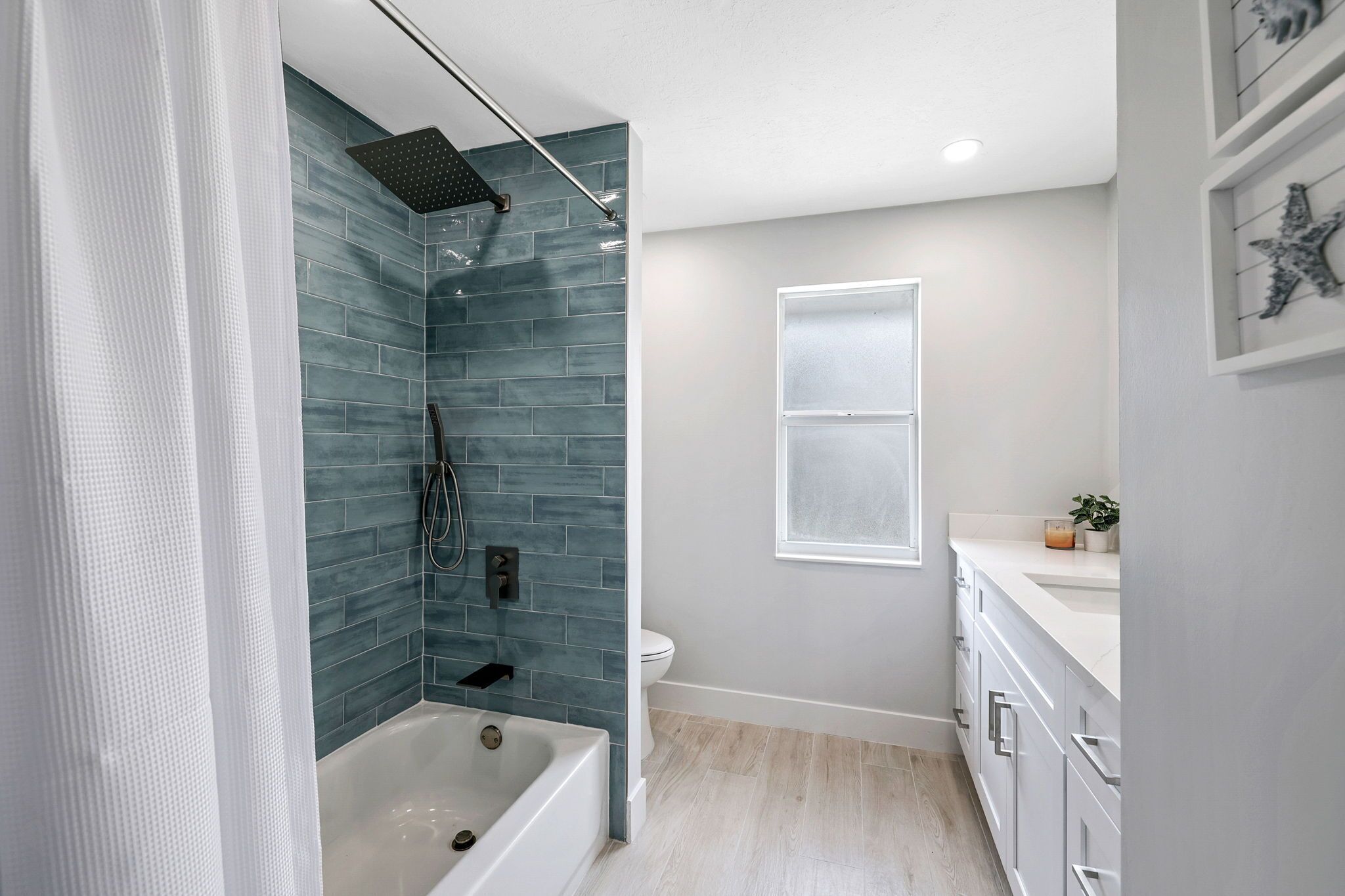 Een moderne badkamer met een douche, ligbad en toilet.
