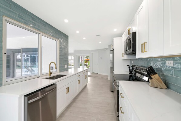 Kylskåp, mikrovågsugn, ugn och spishäll