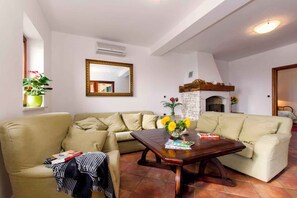 TV, fireplace - Holiday home with balcony for 3 people (Skitača)