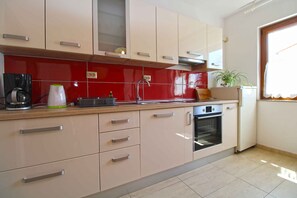 Fridge, oven, stovetop, coffee/tea maker - Holiday apartment with garden and barbecue (Medulin)