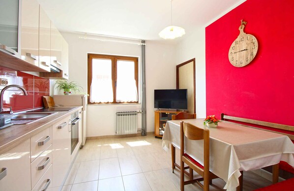 Kjøleskap, ovn, kokeplater og kaffetrakter/tekoker