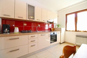 Fridge, oven, stovetop, coffee/tea maker - Holiday apartment with garden and barbecue (Medulin)