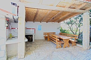 Outdoor dining - Holiday apartment with washing machine (Pula)