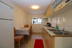 Fridge, microwave, stovetop, toaster - Holiday apartment with washing machine (Pula)