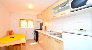 Réfrigérateur, micro-ondes, plaque de cuisson, grille-pain