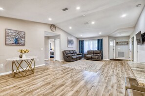 Interior - Relax and recharge Hot Tub,Tesla charger,10 sleeps (Sarasota)