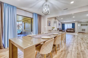 Dining - Relax and recharge Hot Tub,Tesla charger,10 sleeps (Sarasota)