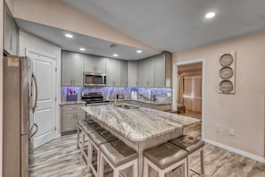 Geladeira, micro-ondas, fogão, cooktop