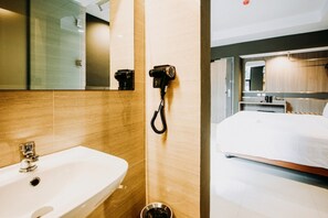 Deluxe Room, 1 Twin Bed | Bathroom | Hair dryer, slippers - IB23 Inn Boutique Hotel (Bandung)