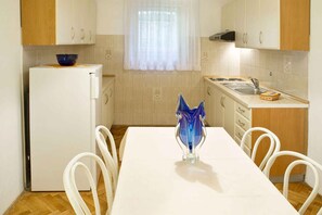 Een koelkast, een microgolfoven, een kookplaat