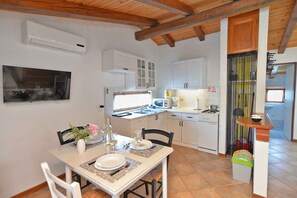 Fridge, microwave, stovetop, cookware/dishes/utensils