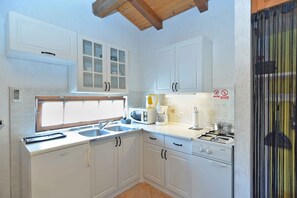 Frigorífico, microondas, placa de cocina y utensilios de cocina