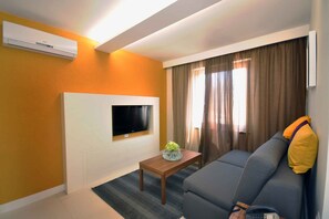 TV - Holiday apartment with terrace and air conditioning (Pula)