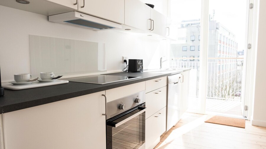 Beautiful 2-bed w Large Balcony