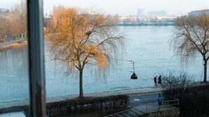 A riverside view with bare trees and a pedestrian path. - Fantastic 3-bed With French Balcony and Lake-views (Copenhagen)