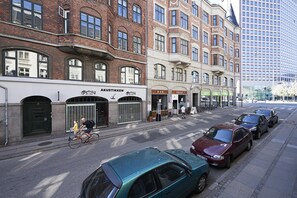 A street with parked cars and a cyclist. - Nice 1-bed Near Copenhagen Lakes (Copenhagen)