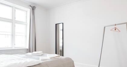 Beautiful 2-bed With Large Balcony