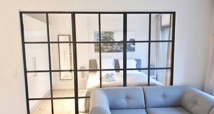 Fantastic Apartment w French Balcony