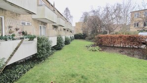 Ein Wohngebiet mit einem schmalen Pfad, der zu einer Reihe von Reihenhäusern führt.