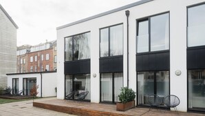A modern building with large windows and a flat roof. - Fantastic 1-bed Apartment w Private Terrace (Aarhus)