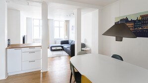 A modern apartment with a kitchen, dining area, and living room. - Lovely 2-bedroom Apartment in the Heart of Copenhagen - 62 (Copenhagen)