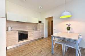 Frigorifero, microonde, forno, piano cottura