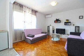 TV - Holiday apartment with air conditioning (Pula)